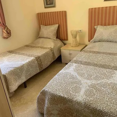 Апартаменти Amazing Beachfront Apt With Jacuzzi, 1 Minute To Beach, 2bdr And 2baths Естепона